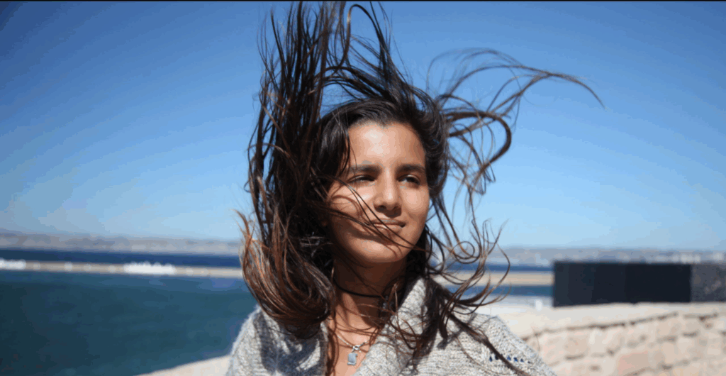fille cheveux vent mouvement Marseille
